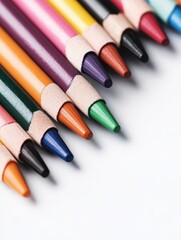 Naklejka premium Colorful sharpened pencils arranged diagonally on a white surface ready for back to school and creative learning activities