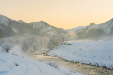 川霧が立ち上る冬の朝の河川と霧氷 / Hoarfrost and river mist at sunrise in winter