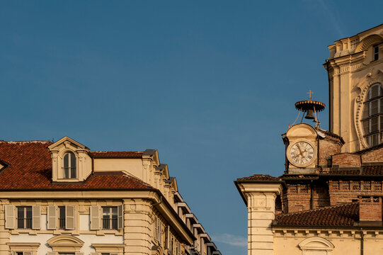 Torino, Italia - Agosto 03, 2014. Fotografia a colori del centro della citt&agrave; di Torino con i suoi orologi sul duomo ed i palazzi di piazza Castello.