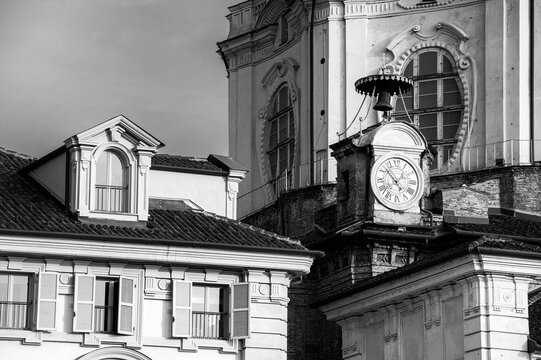 Torino, Italia - Agosto 03, 2014. Fotografia in bianco e nero del centro della citt&agrave; di Torino con i suoi orologi sul duomo ed i palazzi di piazza Castello.