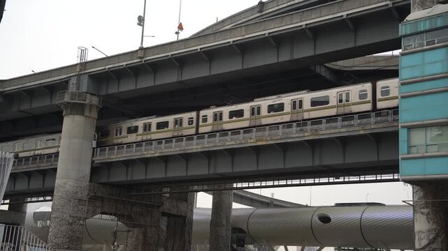 고가 철도를 지나는 서울 9호선 지하철과 뚝섬 자벌레 건축물