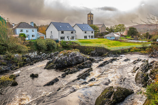 The estuary of the River Sneem and St. Michael's Catholic Church in the village Sneem on the Iveragh Peninsula in Kerry, Ireland