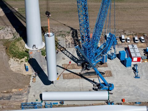Luftbild: Schwerlastkran zieht Teil f&uuml;r den Hybridturm einre modernen Windkraftanlage hoch, Hochbau, Turmbau, Windenergie, Aufbau eines Windrads, Energiewende