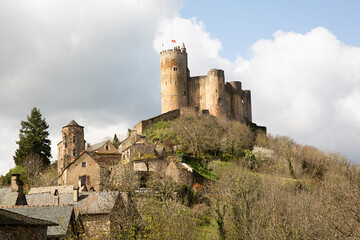 Fototapeta premium Paisaje con el castillo de Najac, Francia.
