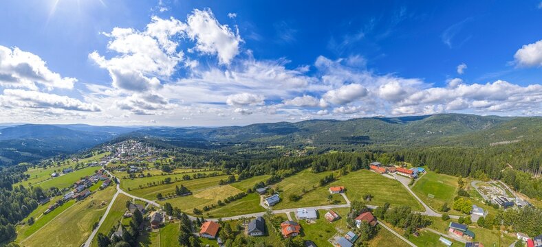 Ausblick auf die Region Finsterau zwischen den Nationalparks Bayerischer Wald und Sumava in B&ouml;hmen im Sommer