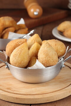 coxinhas e risoles, salgados crocantes tipicos brasileiros