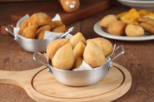 coxinhas e risoles, salgados crocantes tipicos brasileiros