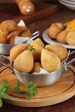 coxinhas e risoles, salgados crocantes tipicos brasileiros