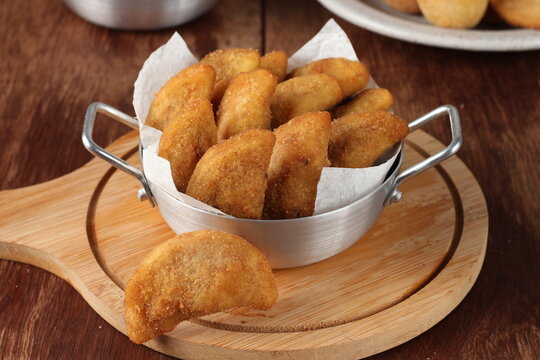 coxinhas e risoles, salgados crocantes tipicos brasileiros
