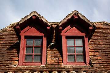 Ventanas de madera roja en una buhardilla.