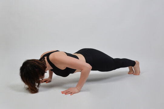 Frau beim Liegest&uuml;tz im Studio. Effektives Ganzk&ouml;rpertraining f&uuml;r Fitness, Abnehmen und Straffung von Problemzonen &ndash; Kraft, Disziplin und Motivation.