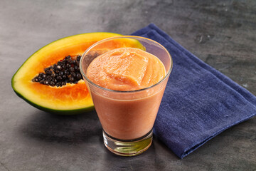 Fototapeta premium Sweet juicy papaya smoothie detox