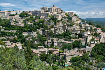 Obraz premium Panoramic view of the hilltop village of Gordes built into the limestone cliffs, Vaucluse, Provence-Alpes-Cote d'Azur, France.