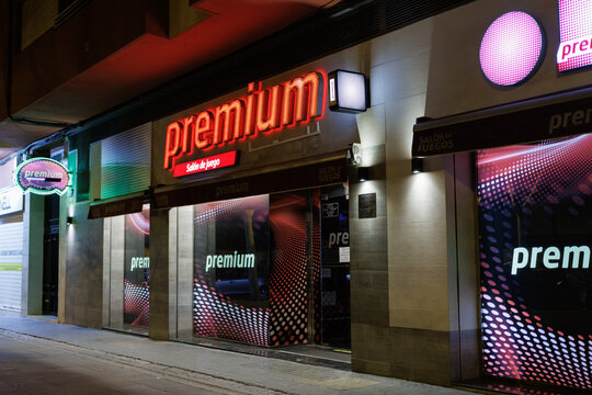 Fachada iluminada de un sal&oacute;n de juegos premium por la noche en Alcoy el 22 de febrero de 2026, Espa&ntilde;a