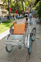 Obraz premium Paisaje urbano en Vietnam con rickshaw.