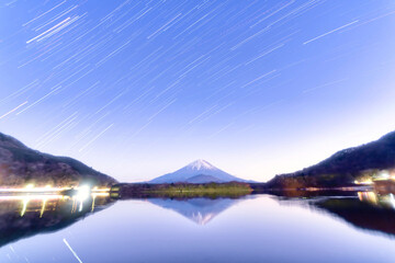 富士山と星の光跡・精進湖