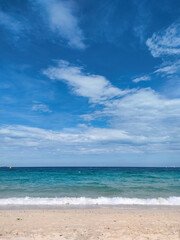 Fototapeta premium Crystal Blue Ocean Waves on Sandy Shoreline