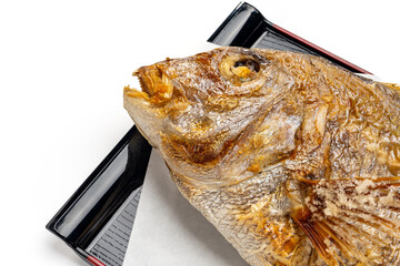 鯛の姿焼きが乗ったお祝いの和食膳