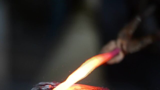 Blacksmith manually forging the molten metal - 4K Stok video