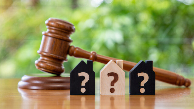 Judge gavel and house icons with question marks, real estate legal dispute concept, property law, mortgage uncertainty, housing regulation, foreclosure risk and ownership rights litigation issues