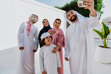 Obraz premium Arab family making selfie outdoors during daytime