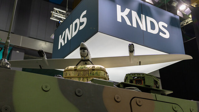 Am Stand von KNDS ist ein unbemanntes Luftfahrzeug mit feststehenden Tragfl&auml;chen ausgestellt. 