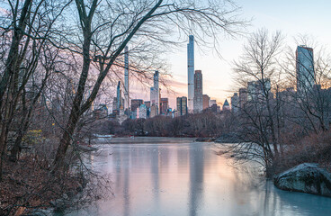 Obraz premium The scenic sunset views of the Central Park is an urban park between the Upper West Side and Upper East Side neighborhoods of Manhattan in New York City, and the first landscaped park in the US