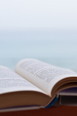 Obraz premium Open book with shallow depth of field and copy space for text 