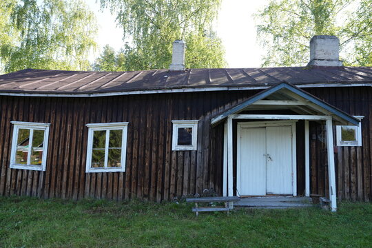 Holzh&uuml;tte, Haus, Finnland, Skandinavien, braun, T&uuml;r, Fenster, Dach, wei&szlig;, alt, schief, h&ouml;lzern, 