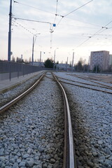 Przebudowa węzła tramwajowego, nowe tory i rozjazdy na podłożu z tłucznia, widok na osiedle mieszkaniowe. © bilcka