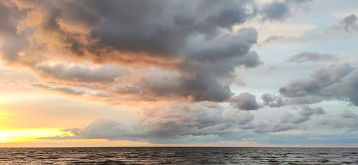 Obraz premium Calm ocean waves reflect the evening sunlight. Peacefulness and natural harmony.
