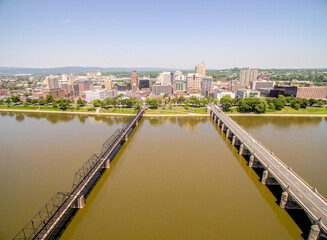 Obraz premium A city with a bridge over a river and a bridge over a canal