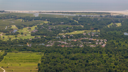 Obraz premium Drone view of Charleston South Carolina showing landscapes and waterways near the Kiawah Island coast