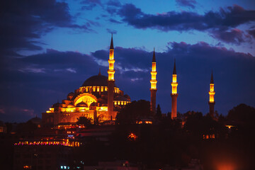 Fototapeta premium View of the Suleymaniye Mosque from the Haliç Bridge at sunset.