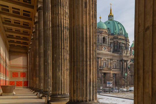 Blick durch die ionischen S&auml;ulen des Alten Museums auf den Berliner Dom