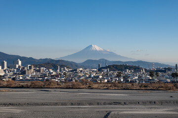 冬の快晴に映える静岡市駿河区の街並みと安倍川越しに望む富士山
