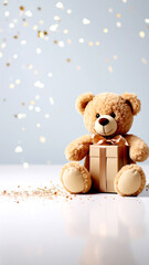 Teddyb&auml;r mit Geschenk vor blauem Hintergrund