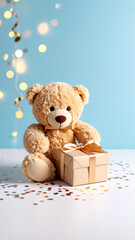 Teddyb&auml;r mit Geschenk vor blauem Hintergrund