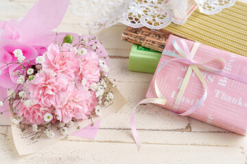 ピンクのカーネーションとプレゼント