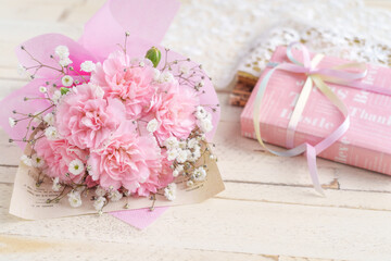 ピンクのカーネーションとプレゼント
