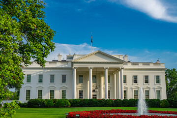Obraz premium The White House is conic symbol of USA. White House in Washington DC. American presidency residence. Historic home of American presidents. The White House is national symbol. US government center.