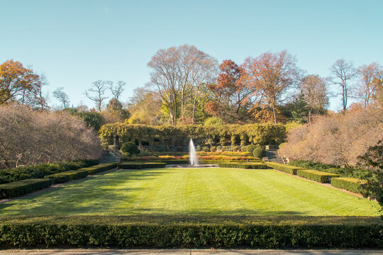 Fuente, c&eacute;sped y jardines de Central Park, NYC, EE.UU. The Conservatory Garden desde la quinta avenida en oto&ntilde;o, Noviembre 2019.