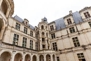 Fototapeta premium facade of the old building in paris