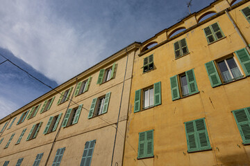 Fototapeta premium Dans les rues de la vieille ville de Menton sur la côte d'Azur en France