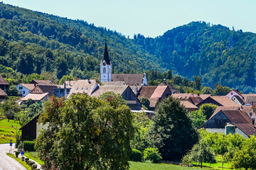 Metzerlen, Metzerlen-Mariastein, Dorf, Kirche, Landwirtschaft, Wanderweg, Kloster, Kloster Mariastein, Wallfahrt, Felder, Sommer, Schweiz