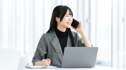 スマートフォンで通話する女性ビジネスパーソン, Businesswoman talking on smartphone © Trickster*