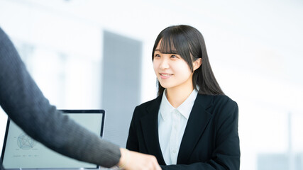 新人研修で説明を受ける若手女性社員, Young female employee receiving training