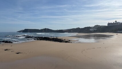 Hermosa playa con amanecer