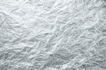 Obraz premium Close-up view of crumpled aluminum foil with intricate wrinkles and folds