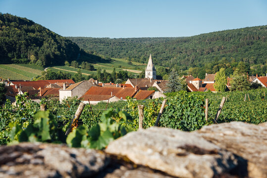 Le village d"Auxey-Duresses en Bourgogne. Village viticole en C&ocirc;te-d'Or. Clocher d'une &eacute;glise et maisons d'un village en France